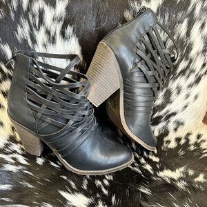 Fergalicious Boots Womens 10M Heels Ankle Booties Black